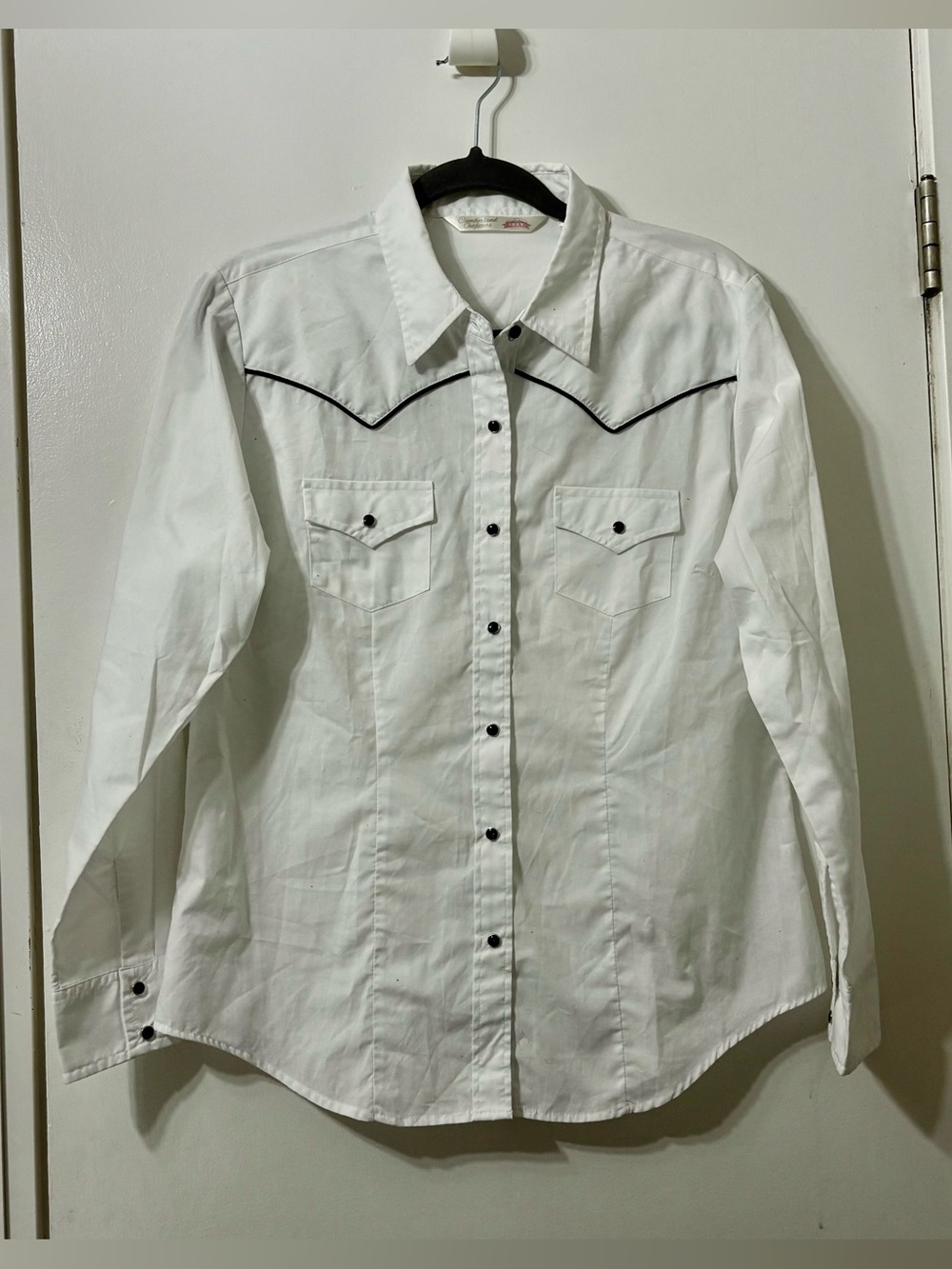 Classic White Western-Style Women’s Shirt with Contrast Trim